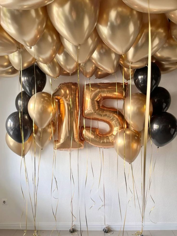 Set with gold balloons