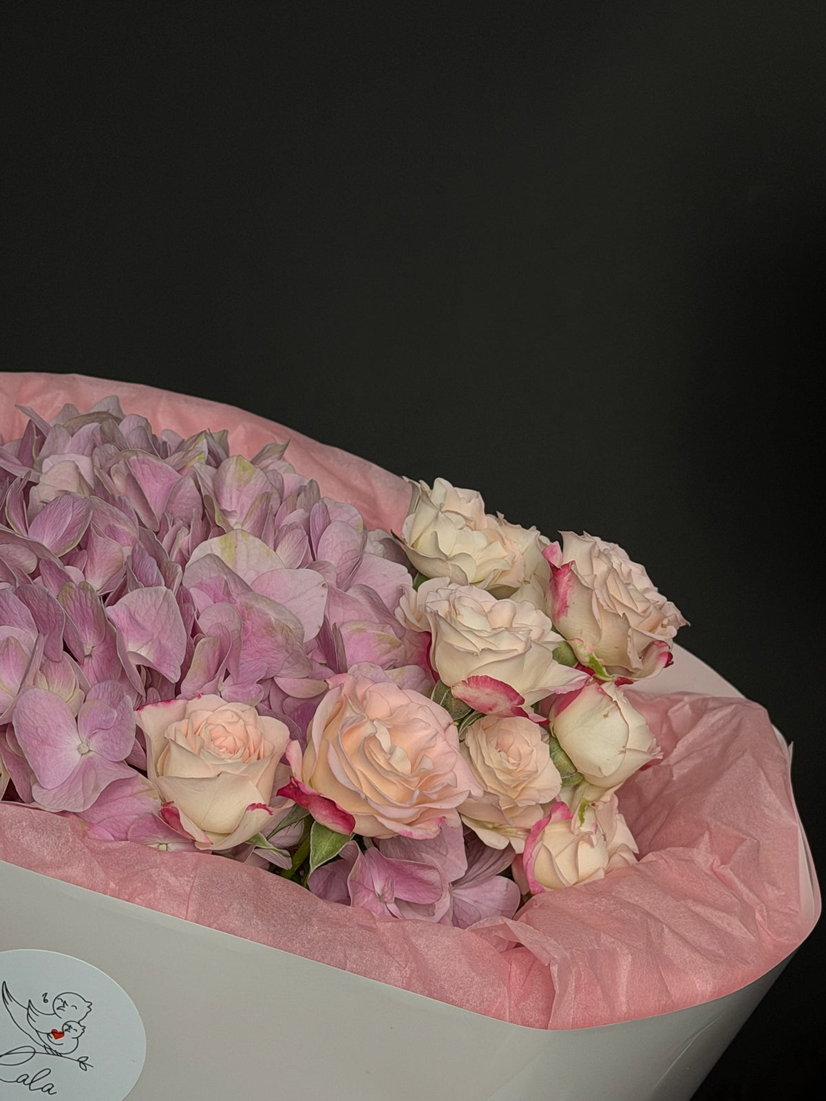 Mixed bouquet of Tiger bush roses and pink hydrangea, size S — LaLa Flowers Pattaya