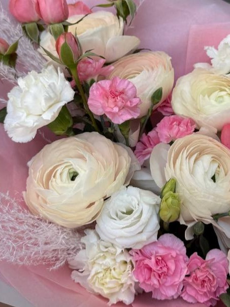 Mixed bouquet with ranunculus. Size M