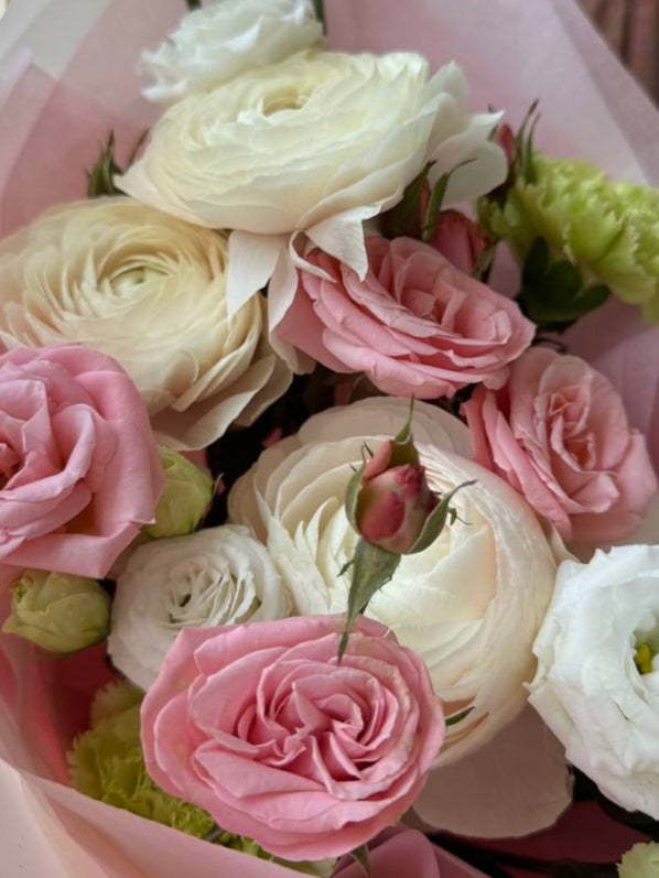 Mixed bouquet with ranunculus. Size S