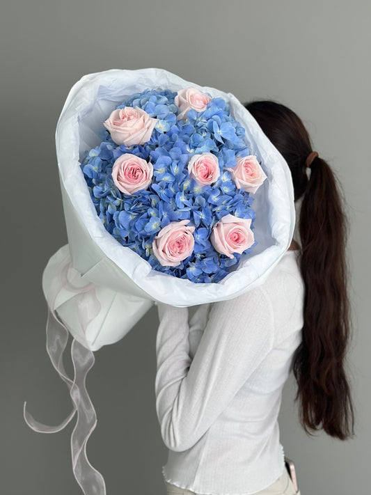 3 hydrangeas with O'Hara rose