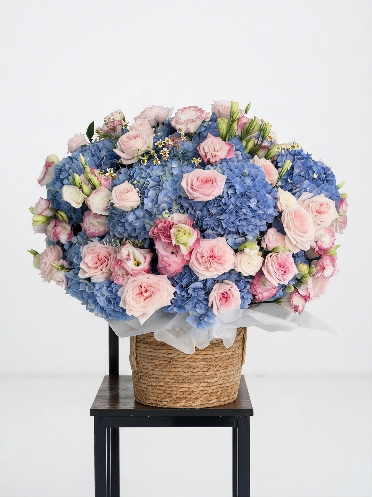 Large cashpo with a mix of flowers
