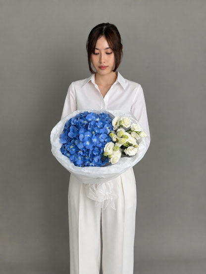 Mini bouquet with blue hydrangea and eustomas