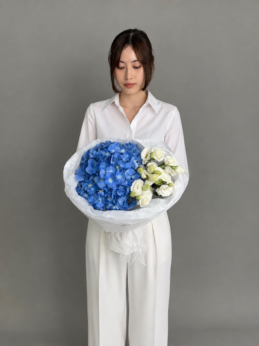 Mini bouquet with blue hydrangea and eustomas