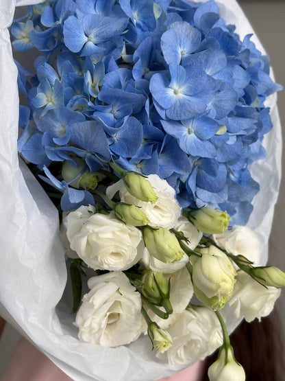 Mini bouquet with blue hydrangea and eustomas