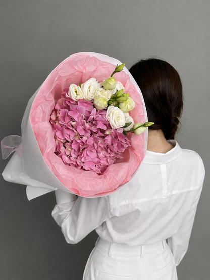 Mini bouquet with pink hydrangea and eustomas