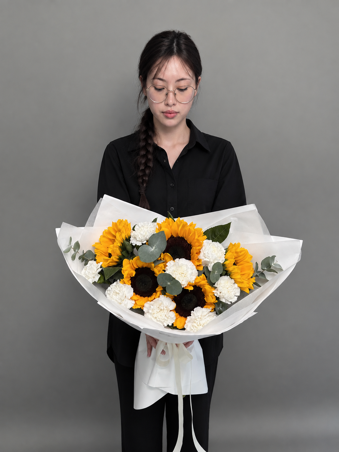 Bouquet sunflowers with dianthus