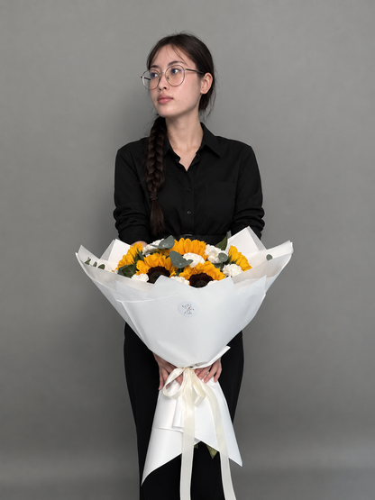Bouquet sunflowers with dianthus