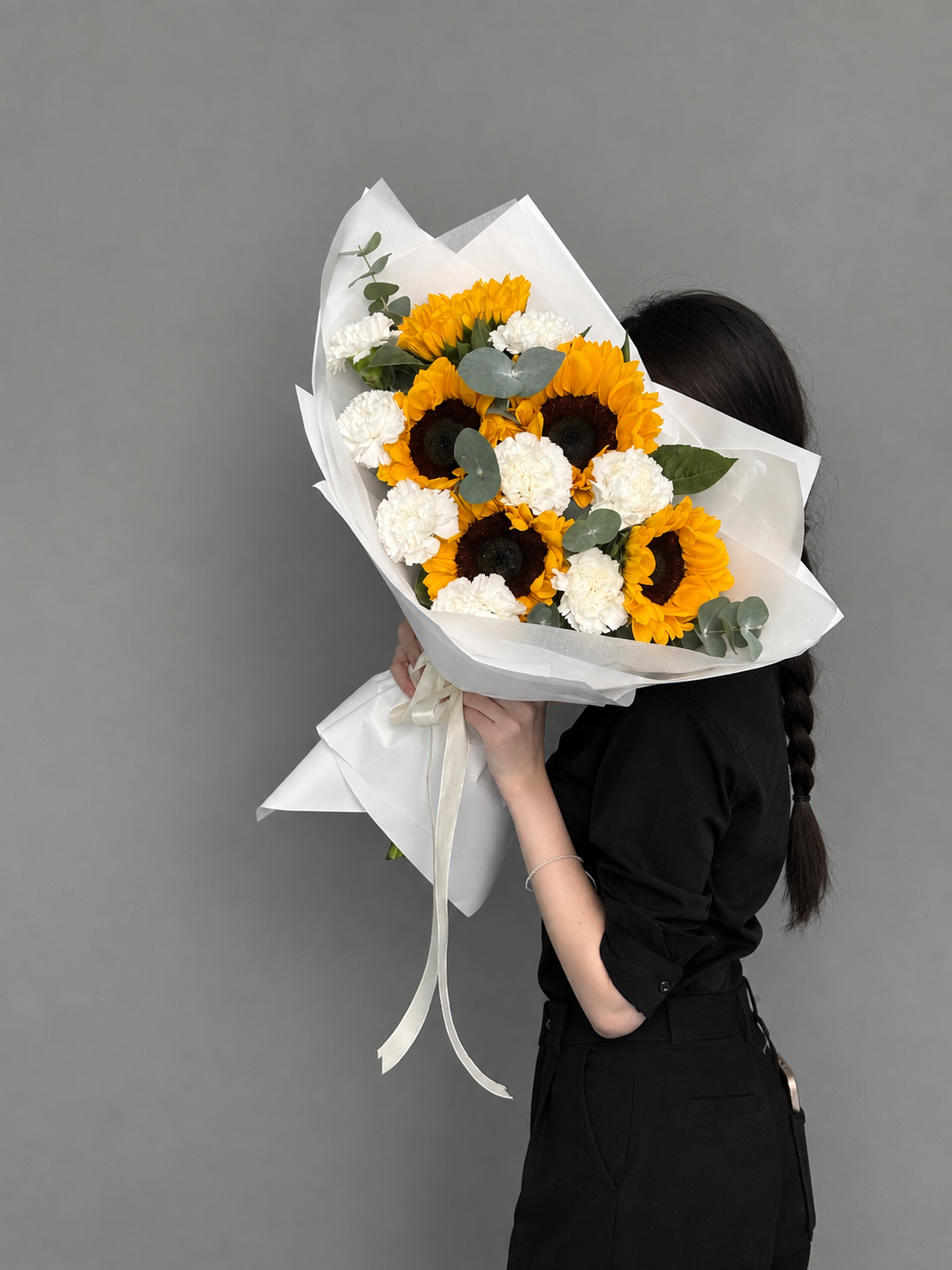 Bouquet sunflowers with dianthus