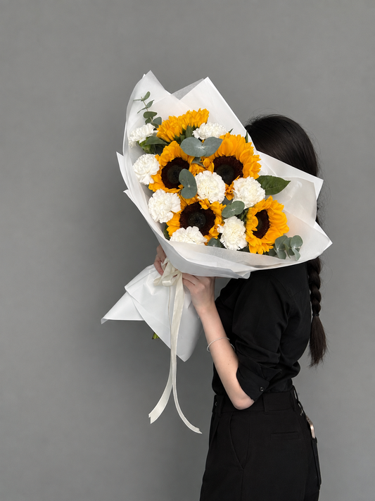 Bouquet sunflowers with dianthus
