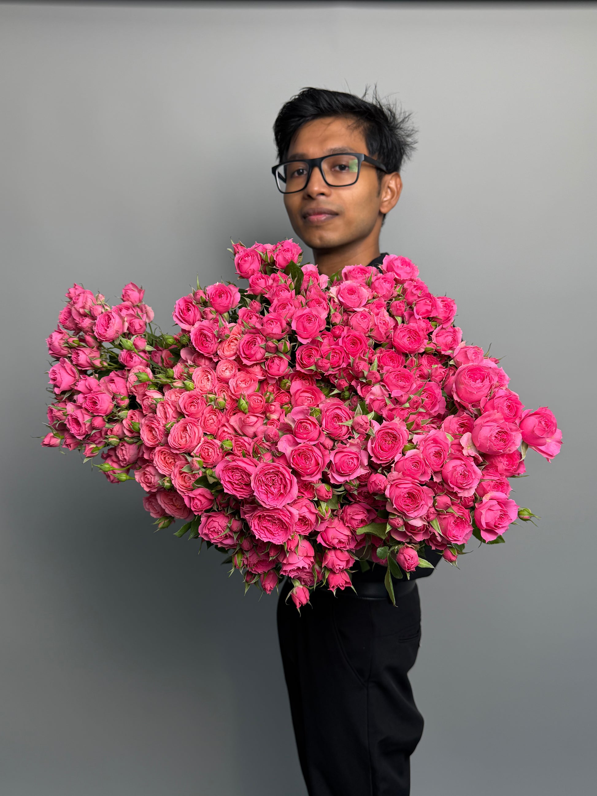 Big bunch of 30 pink Barbie bush roses at a wholesale price — LaLa Pattaya