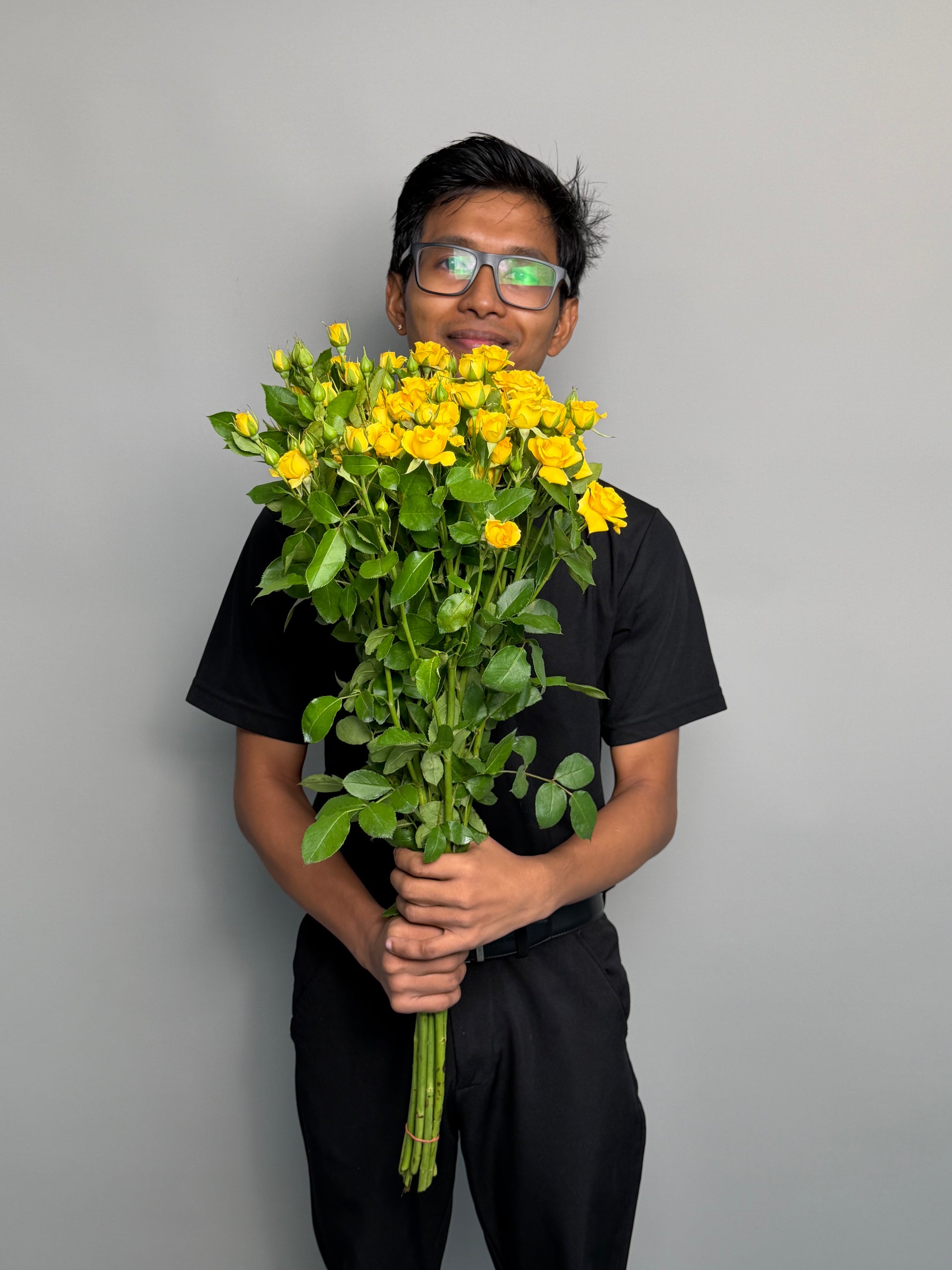 Yellow bush roses by the pack at a wholesale price — LaLa Pattaya