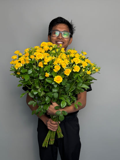 Big bunch of 30 yellow bush roses at a wholesale price — LaLa Pattaya
