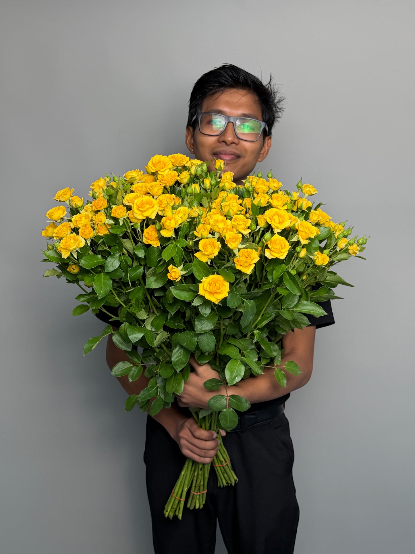 Big bunch of 30 yellow bush roses at a wholesale price — LaLa Pattaya