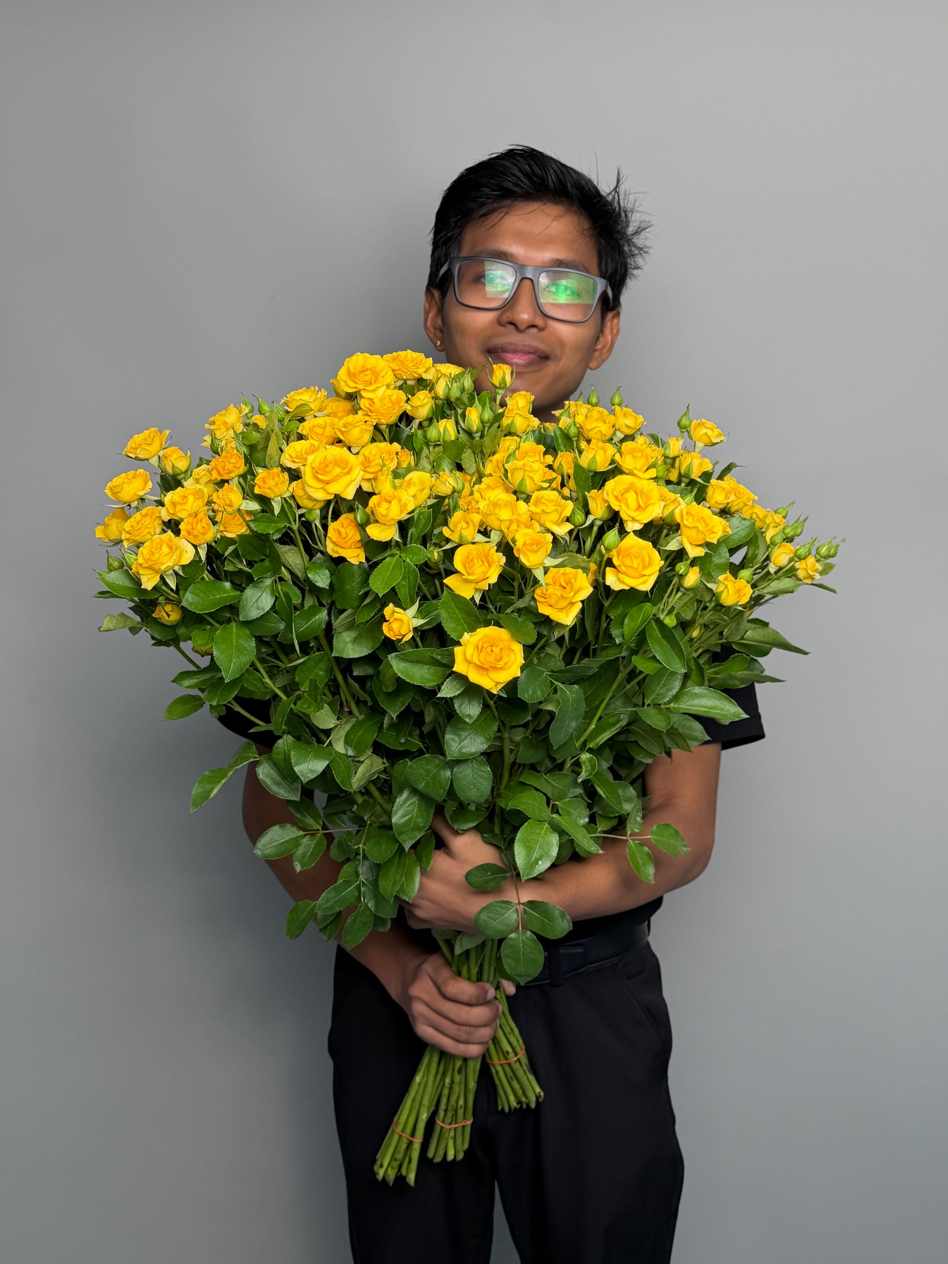 Big bunch of 30 yellow bush roses at a wholesale price — LaLa Pattaya
