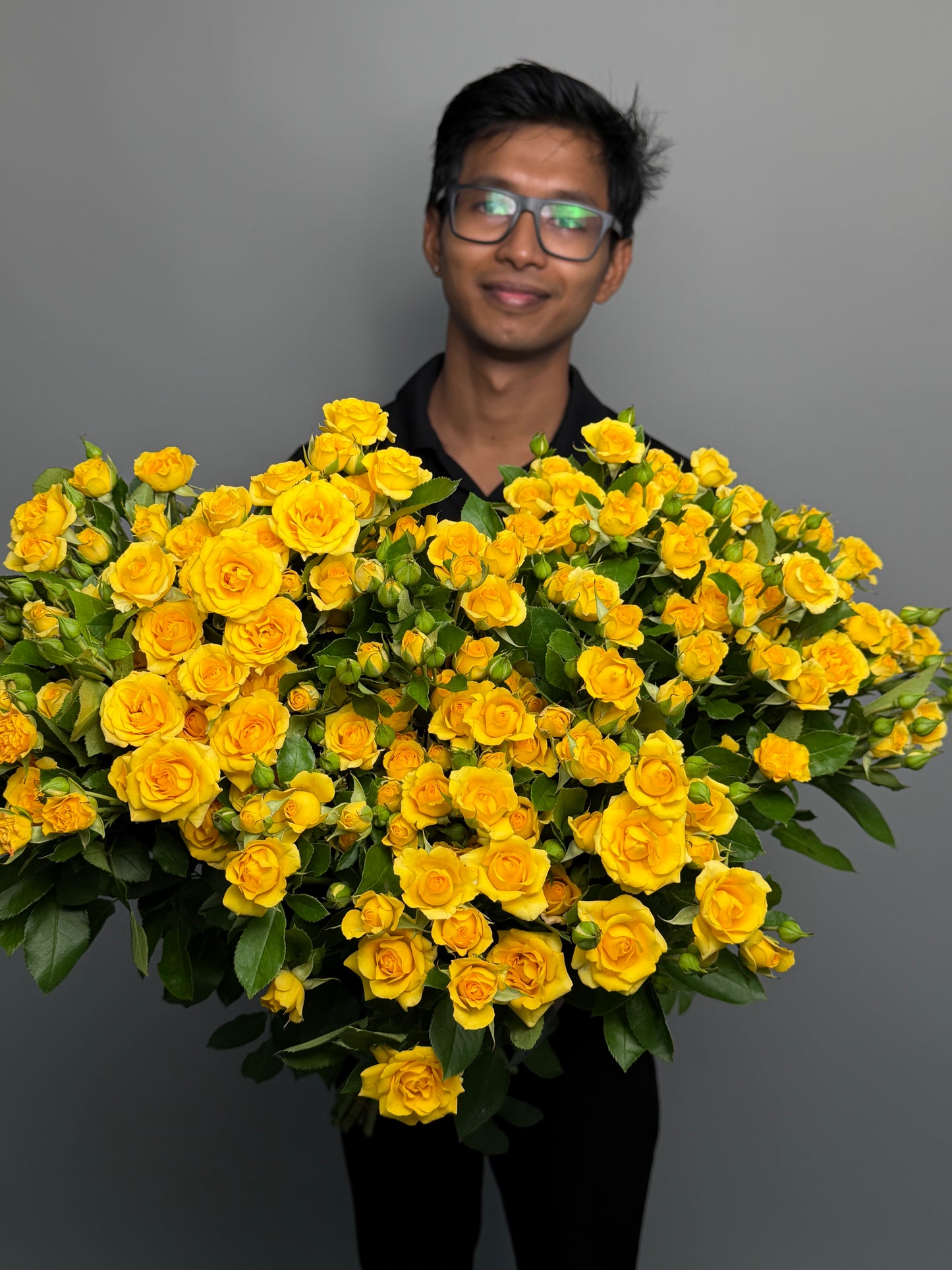 Big bunch of 30 yellow bush roses at a wholesale price — LaLa Pattaya