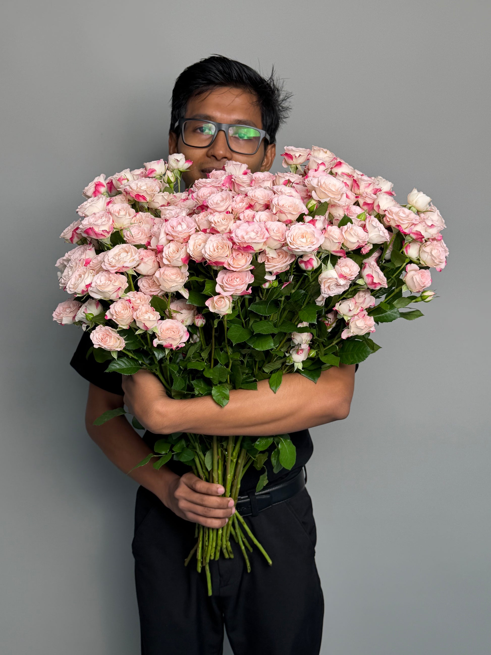 Big bunch of 30 Tiger bush roses at a wholesale price — LaLa Pattaya