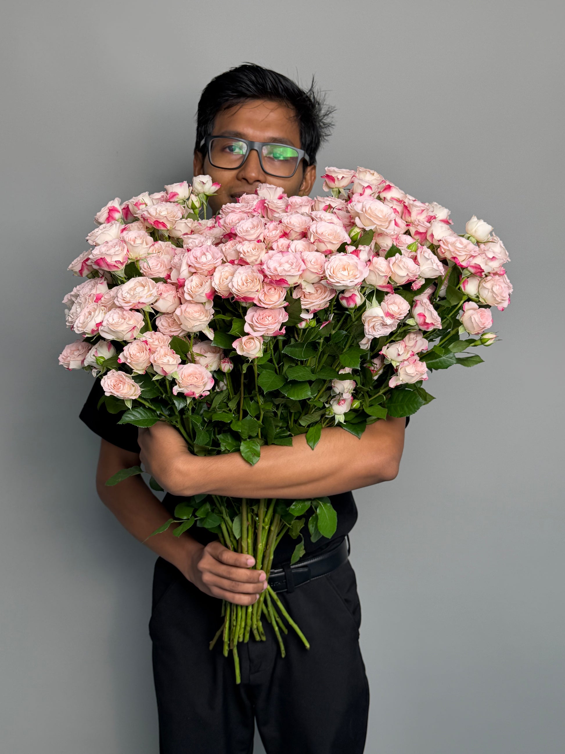 Big bunch of 30 Tiger bush roses at a wholesale price — LaLa Pattaya
