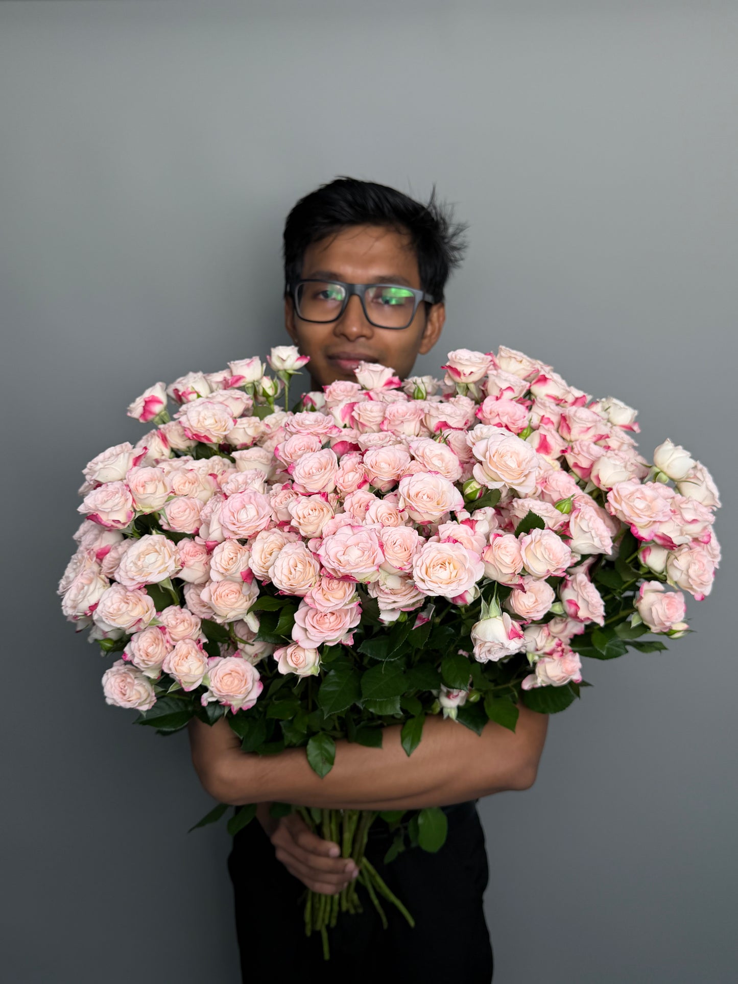 Big bunch of 30 Tiger bush roses at a wholesale price — LaLa Pattaya