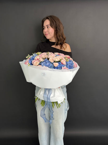 Mix bouquet with bush rose, hydrangeas and Ohara rose. Size L