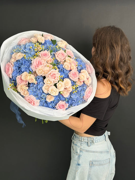 Mix bouquet with bush rose, hydrangeas and Ohara rose. Size L