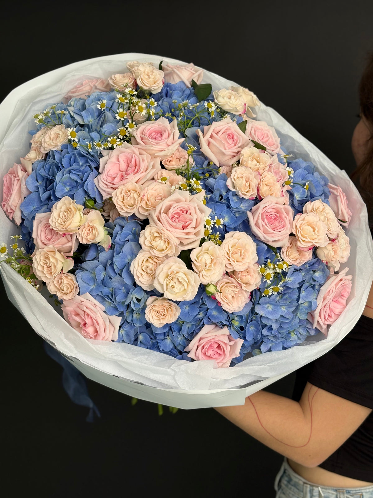 Mix bouquet with bush rose, hydrangeas and Ohara rose. Size L