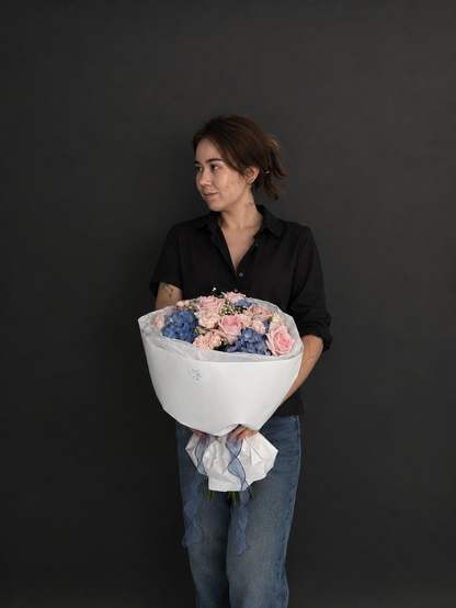 Mix bouquet with bush rose, hydrangeas and Ohara rose. Size M