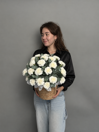Cashpo with dianthus