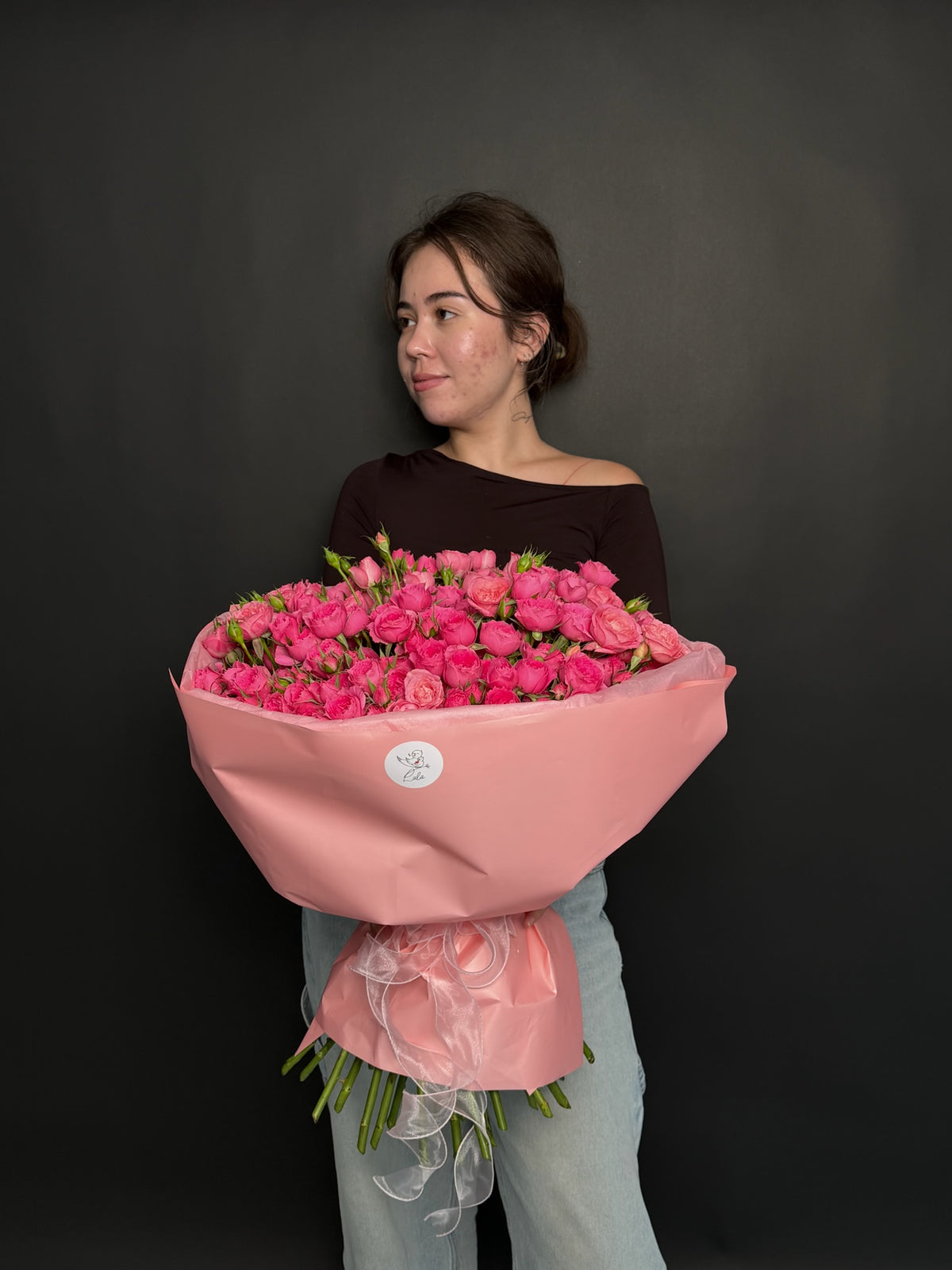 Bouquet of 35 pink Barbie bush roses — LaLa Flowers Pattaya