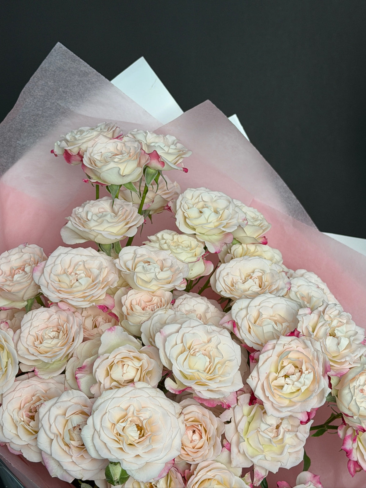 Bouquet of 9 Tiger bush roses — LaLa Flowers Pattaya