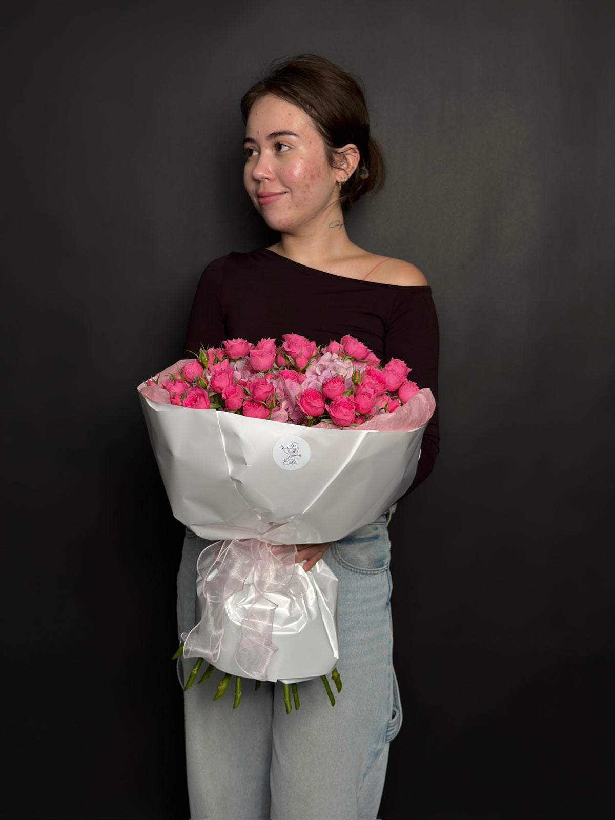 Mixed bouquet of pink Barbie bush roses and hydrangea, size M — LaLa Flowers Pattaya