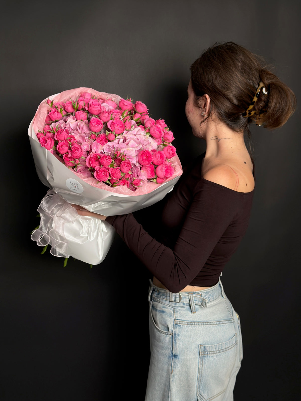 Mixed bouquet of pink Barbie bush roses and hydrangea, size M — LaLa Flowers Pattaya