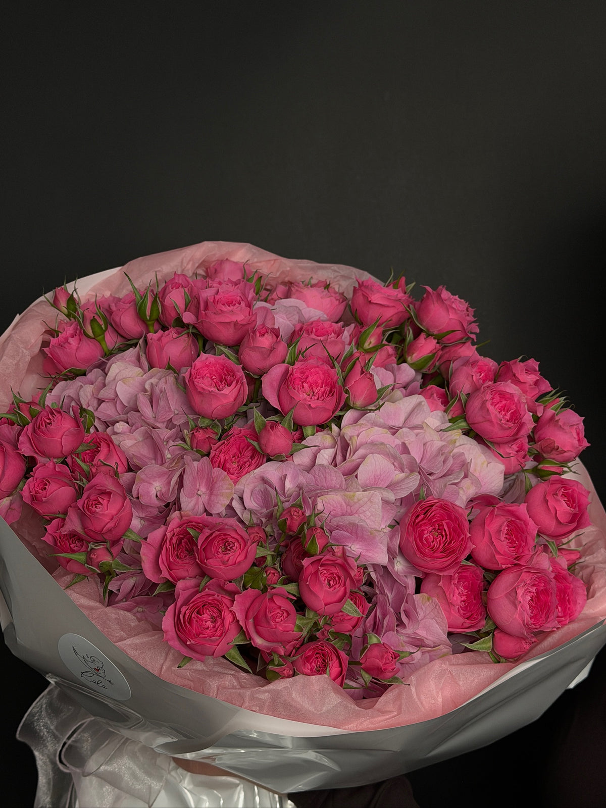 Mixed bouquet of pink Barbie bush roses and hydrangea, size M — LaLa Flowers Pattaya