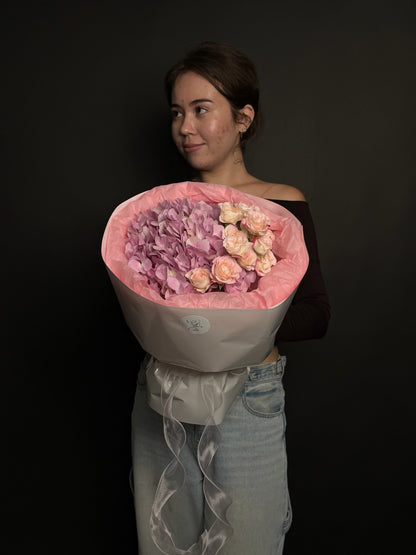 Mixed bouquet of Tiger bush roses and pink hydrangea, size S — LaLa Flowers Pattaya