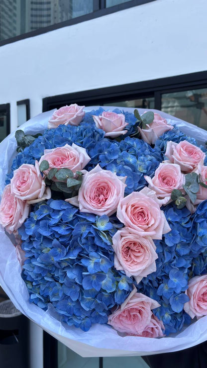 A bouquet of 7 hydrangeas and 15 O'Hara roses
